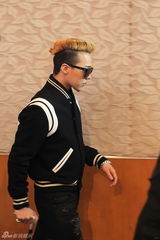 组图：G-Dragon权志龙黑超拄拐 自称龙龙狂卖萌
