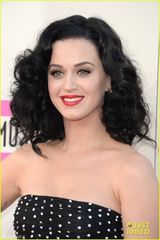 组图：凯蒂-佩里亮相红毯 黑色印花裙笑容甜美