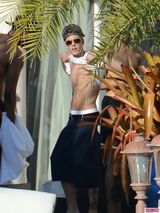 组图：比伯裸上身秀八块腹肌 穿低腰裤下体微凸