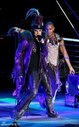 幻灯图集：美偶冠军亚当-兰伯特洛杉矶性感开唱