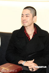 幻灯图：吴建豪小平头亮相 坦陈公司员工涉毒问题