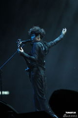 组图：何韵诗开唱剖白爱情观 落泪唱失恋情歌