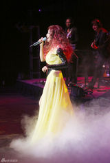 高清图：张靓颖美国开唱 火红卷发跳骑马舞性感