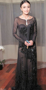 组图：秦岚造型百变抢眼 赶场化身时尚女王