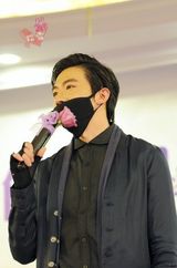 组图：网曝俞灏明2012年庆生照 戴口罩拥抱粉丝