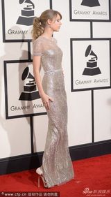 组图：泰勒-斯威夫特透视抹胸裙靓丽十足