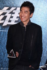 组图：电影版《痞子英雄》首映 黄渤赵又廷互戴高帽