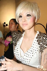 幻灯组图：傅颖拍MV穿性感舞衣 化身白发魔女