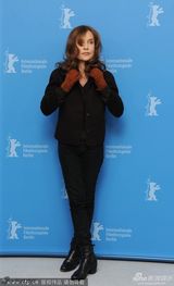 组图：《修女》发布会 布尔昆盘发显清新