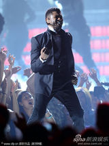 组图：美国公告牌音乐奖 亚瑟小子单腿顶起女舞者