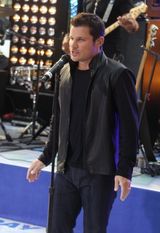 组图：98度重聚首献唱 有人欢喜有人揶揄