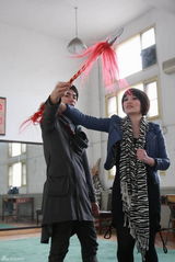 高清图：苏打绿北京采风学京剧 西单路演High翻天