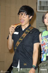 组图：卢广仲不畏台风彩排 郭采洁探班送补品