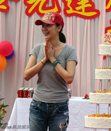 组图：视后宋佳低调开工 剧组送惊喜