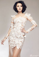 组图：甘露曝杂志大片 透视花瓣裙透露冷艳性感