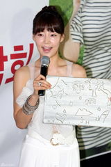 幻灯：韩星韩智慧举行个人随笔集发行纪念会