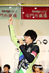 幻灯：容祖儿跳绳为叱咤拉票 遭何韵诗“掌掴”