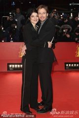 高清：《未来》首映礼 女导演米兰达挽两男走红毯