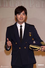 组图：贺军翔圣诞开制服生日趴 工作满档没空入伍