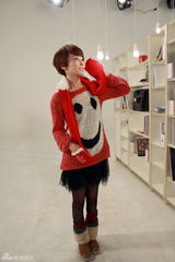 组图：主播谢楠大左甜蜜搭档 青春甜美PK“90后”