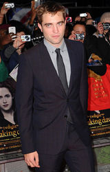 组图：《暮光4下》英国首映 斯图尔特黑丝透视