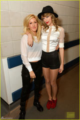 组图：霉霉与艾丽-高登互飙高音 后台亲密搂腰