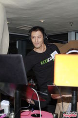 组图：吴彦祖老婆计划三口旅行 欲停工再造人