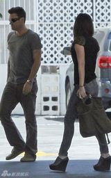 组图：梅根-福克斯和老公继子过周末 美腿修长