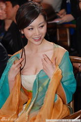 幻灯图：巩新亮古装爆乳亮相 抢女主角大S风头