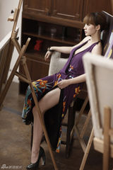 组图：柳岩画室迷情女郎写真 性感优雅哀而不伤