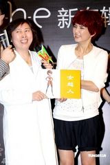 幻灯组图：S.H.E获世博门票 扮女超人澄清单飞传言