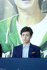 高清组图：金秀贤新片首映 花美男比谦虚钻桌子