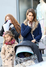 组图：阿尔芭一家逛街晒幸福 与老公贴面看手机