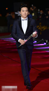 组图：赵政锡手持玫瑰帅气亮相大钟奖红毯