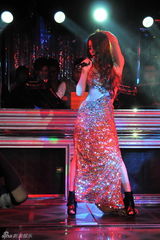 组图：孙敬媛演出现场遭冲动男粉丝撕裂长裙