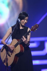 高清图集：新浪网络盛典 张悬深情演唱笑容满面