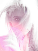 组图：90后歌手费雷拉写真 冷艳妆容上身激凸