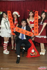 组图：许雅涵领众师妹扮性感 李组长现男人本色