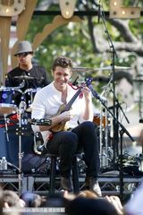 组图：马修-莫里森露天打歌发布首张个人专辑