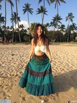 组图：柳岩藏胸秀小蛮腰 低头妩媚扮女神