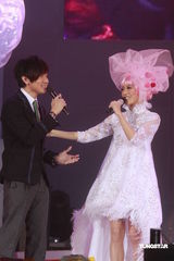 组图：江若琳个唱换多款性感装 与男伴贴身热舞