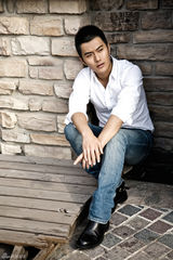 组图：新晋实力小生沈泰写真 偶像范儿十足