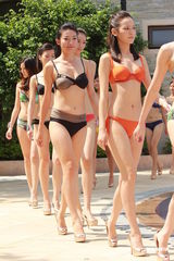 组图：中华小姐泳装照拍摄 选手血糖过低险晕倒