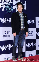 组图：李凡秀朴寒星出席《南方大作战》试映会