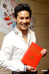 幻灯图：丁子峻做慈善毫不懈怠 亲力亲为成艺人标榜