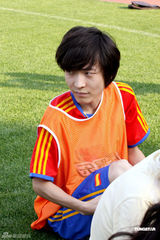 组图：80后明星足球队北大比赛 苏醒王啸坤等助阵