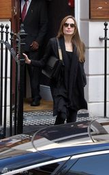 组图：安吉丽娜-朱莉现身印度餐厅 装扮一黑到底