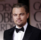 高清图：69届金球奖红毯莱昂纳多黑色西装亮相