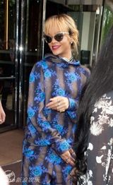 组图：蕾哈娜闺蜜情侣装亲密 花朵装变妩媚玫瑰