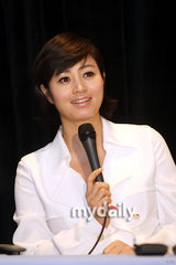 幻灯图：金惠秀出席MBC《金惠秀的W》发布会 